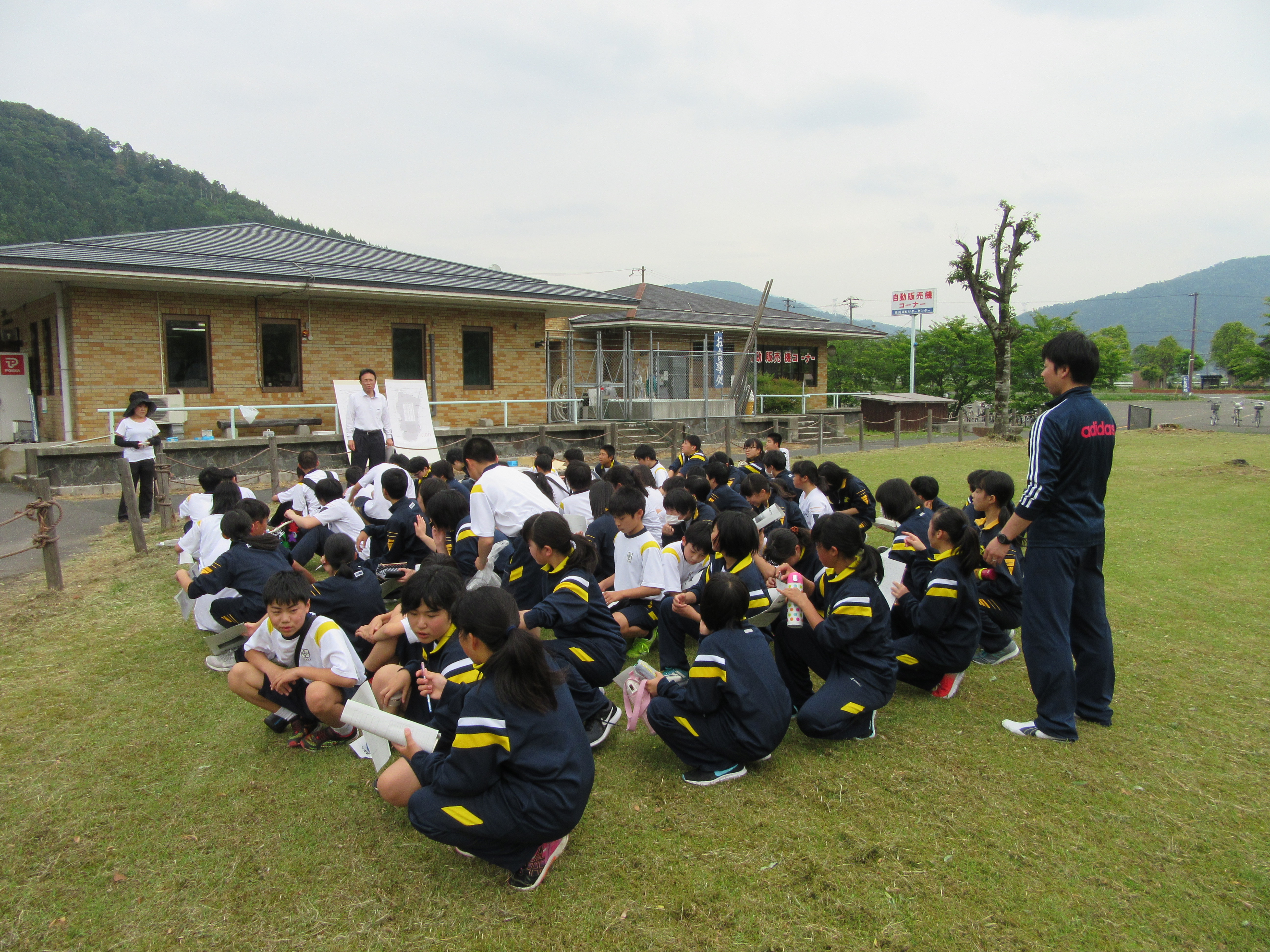 子どもと地域の関係が、地域づくりの土台になる。余呉湖の普及や水質調査に取り組む余呉小中学校