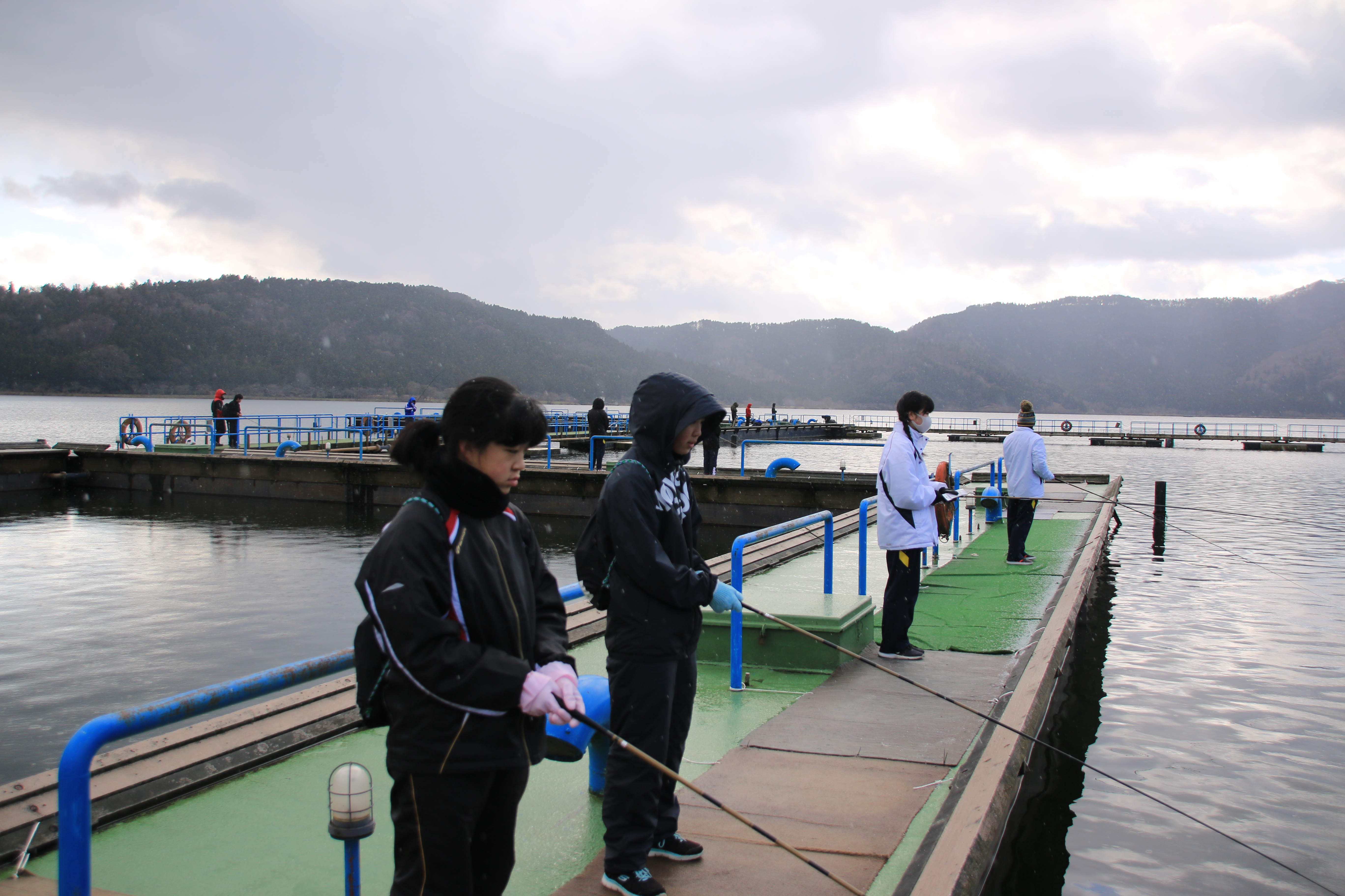 子どもと地域の関係が、地域づくりの土台になる。余呉湖の普及や水質調査に取り組む余呉小中学校