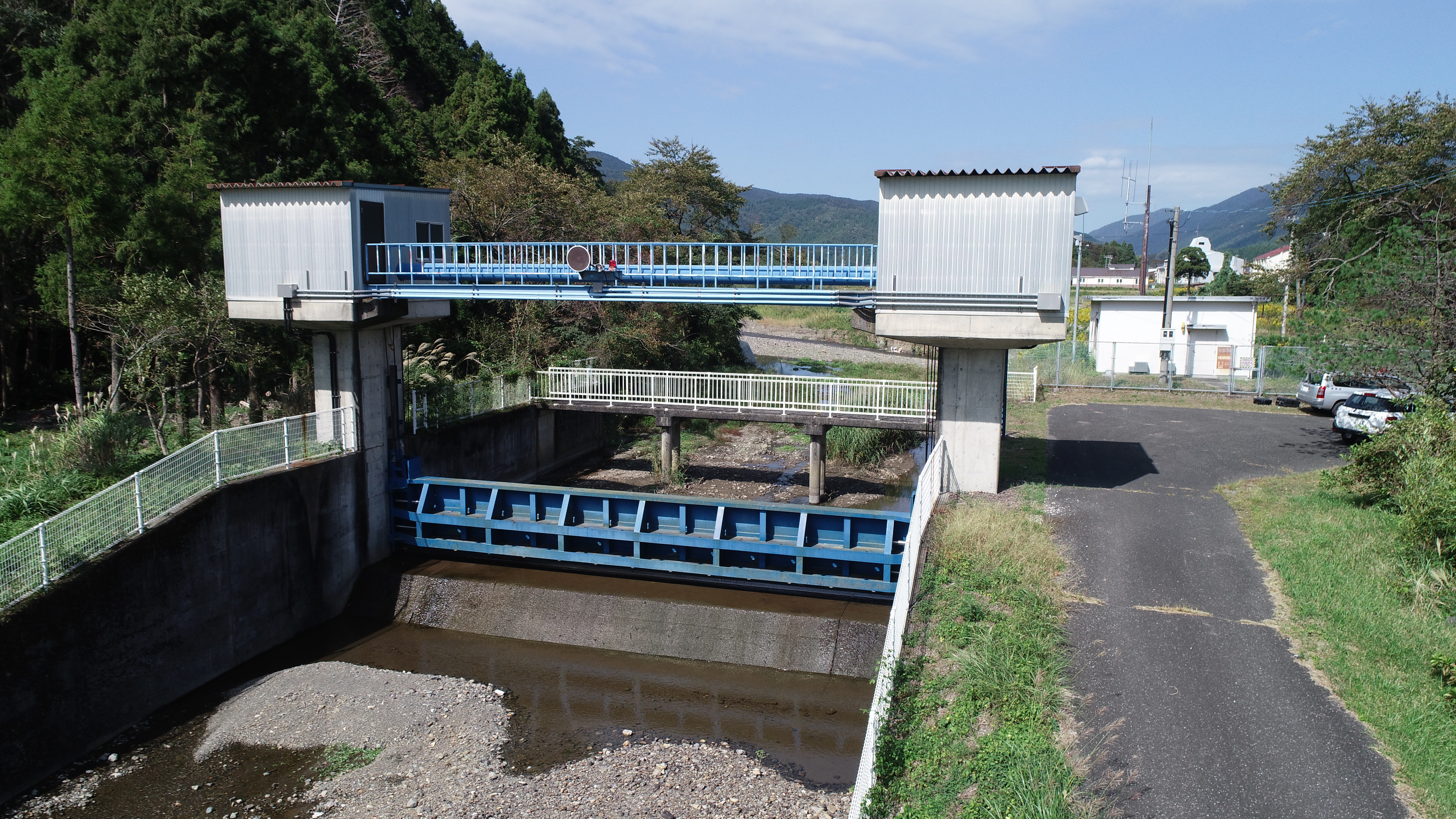 人々を水害から守る神秘的な「鏡湖」余呉湖ダム