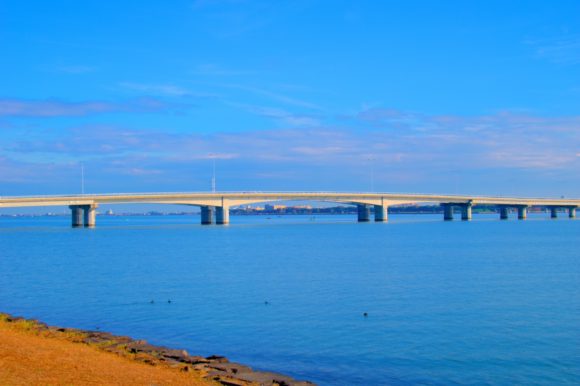 琵琶湖にかかる橋「琵琶湖大橋」「近江大橋」